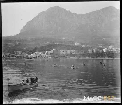 Barques devant l'île de Capri (Italie)